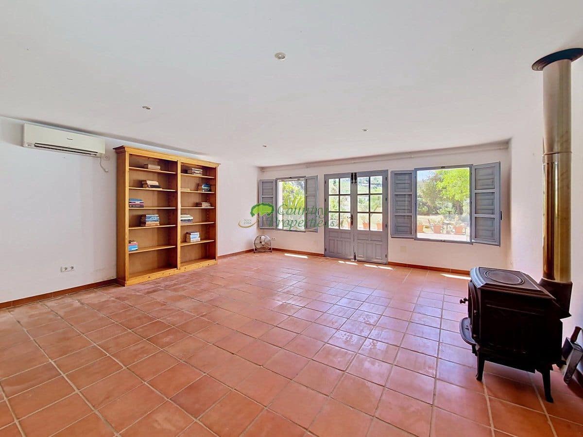 4 chambre Finca/Maison de Campagne à vendre à Velez-Malaga avec piscine garage - 635 000 € (Ref: 9966244)