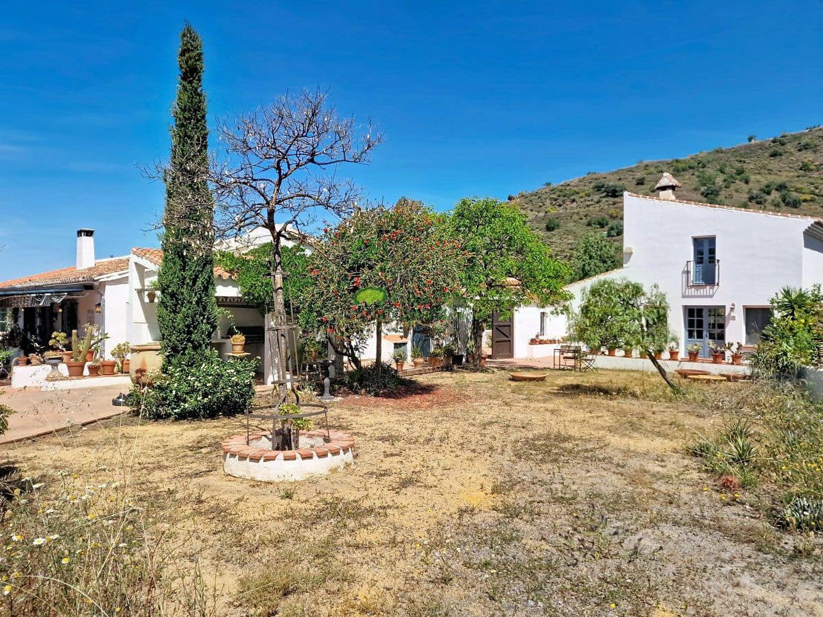 4 chambre Finca/Maison de Campagne à vendre à Velez-Malaga avec piscine garage - 635 000 € (Ref: 9966244)