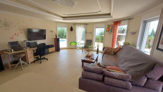 3 soveværelse Finca/Landehus til salg i Sedella med swimmingpool garage - € 475.000 (Ref: 9966245)