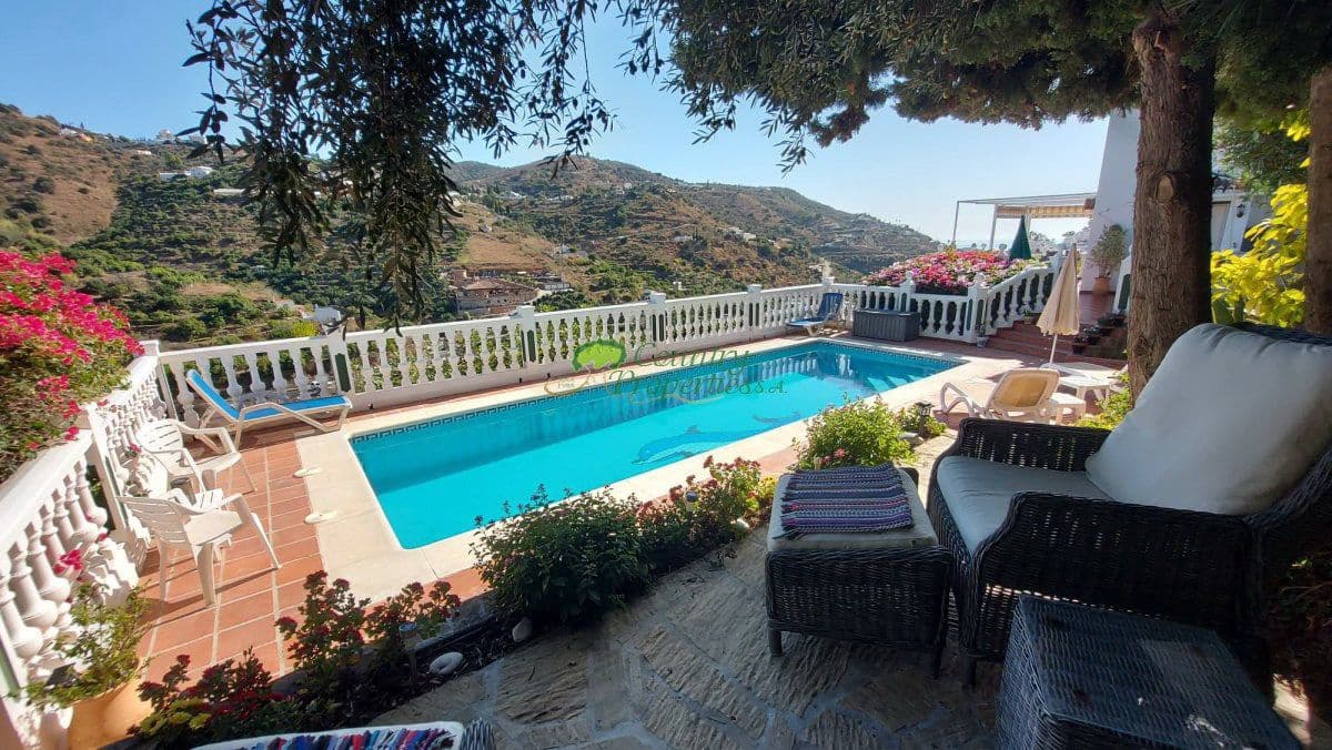 Finca/Casa Rural de 3 habitaciones en Torrox en venta con piscina garaje - 465.000 € (Ref: 9981846)