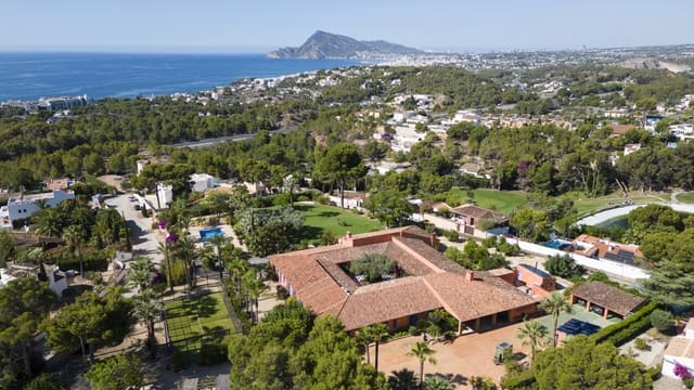 6 bedroom Villa for sale in Altea with pool garage - € 4,000,000 (Ref: 9130937)