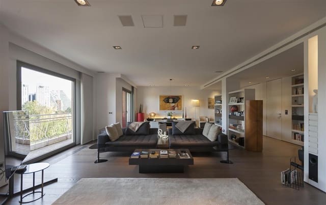 3 makuuhuone Huoneisto myytävänä paikassa La Gran Via, Valencia kaupunki mukana 
autotalli - 1 800 000 € (Ref: 9132175)