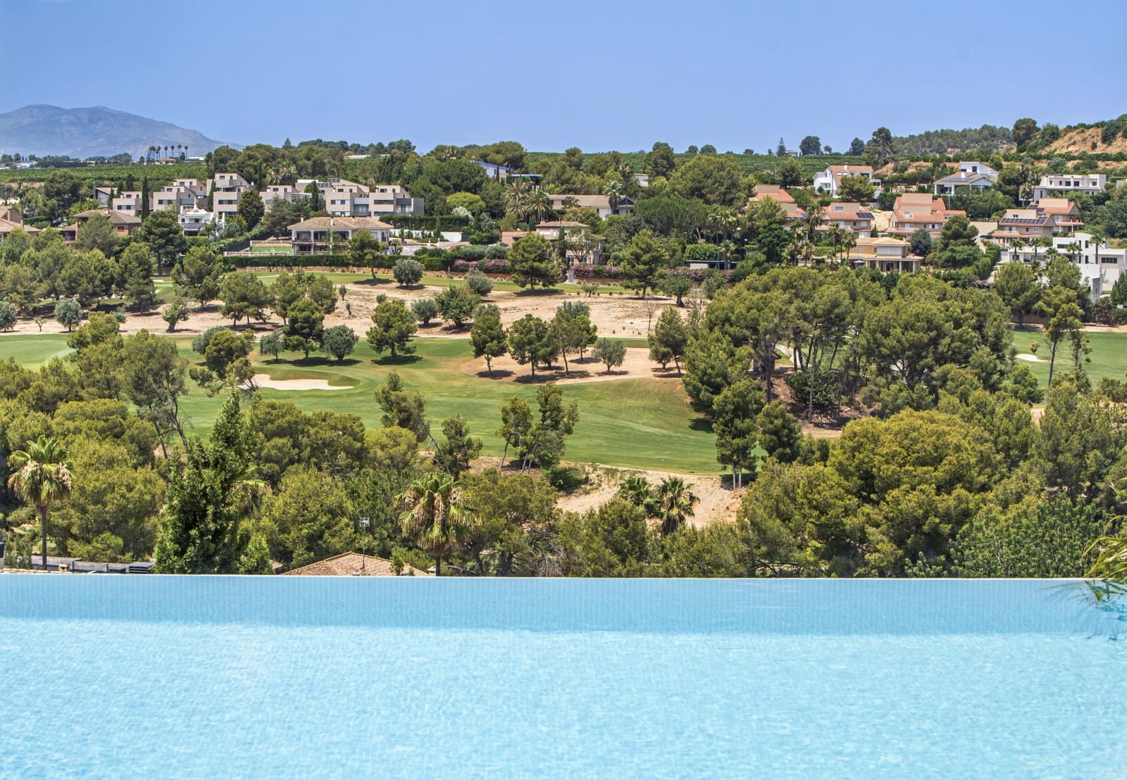 5 soverom Villa til salgs i Chiva med svømmebasseng garasje - € 2 100 000 (Ref: 9148968)