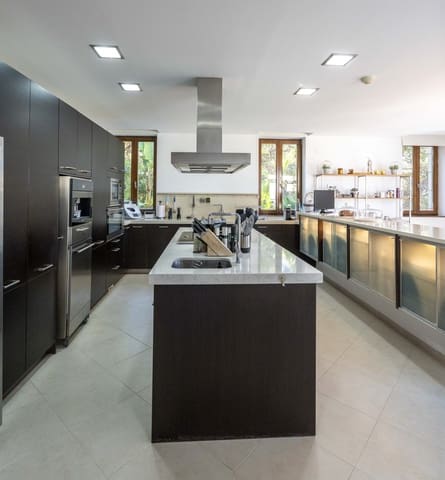 5 soverom Villa til salgs i Chiva med svømmebasseng garasje - € 2 100 000 (Ref: 9148968)