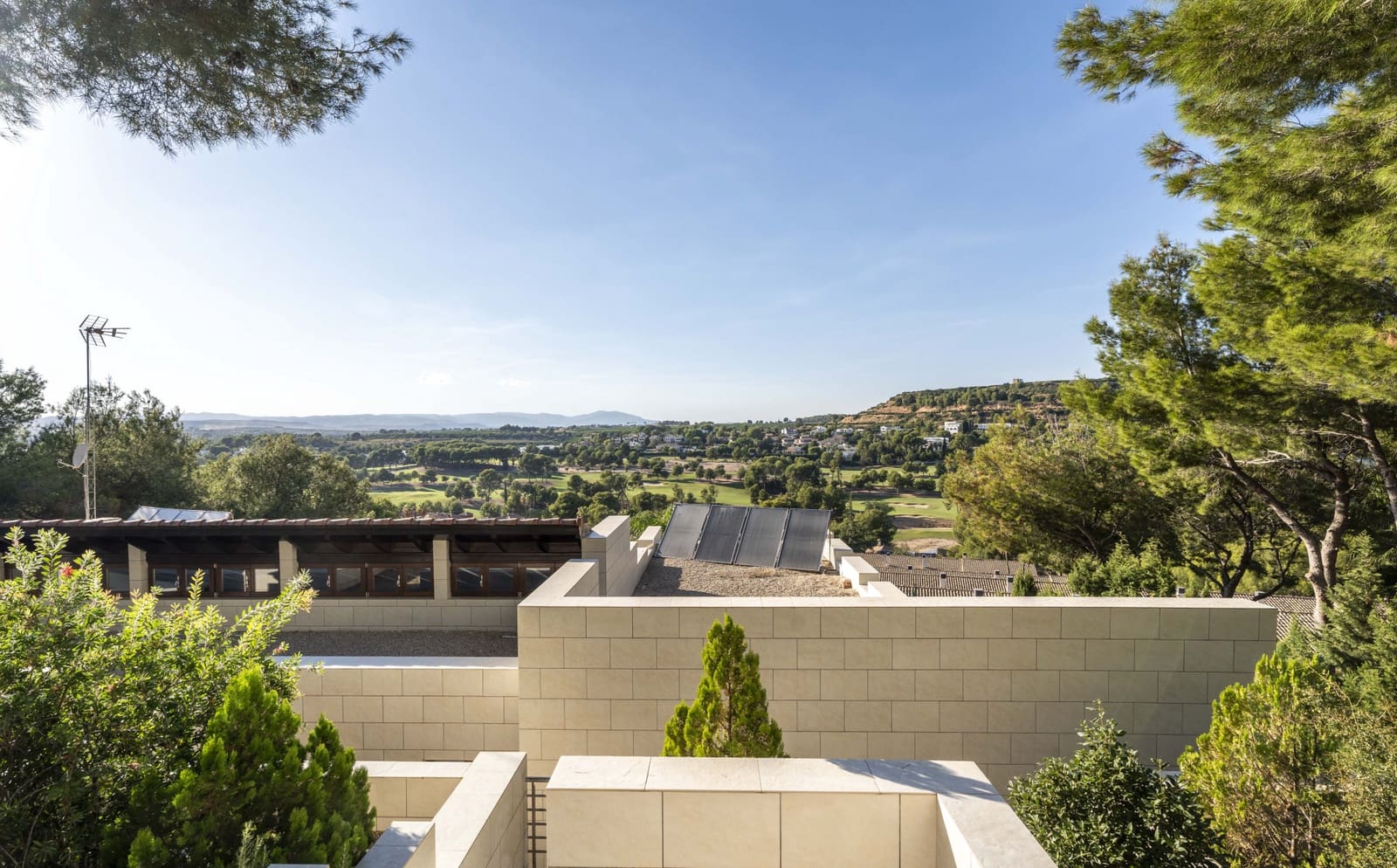 5 soverom Villa til salgs i Chiva med svømmebasseng garasje - € 2 100 000 (Ref: 9148968)