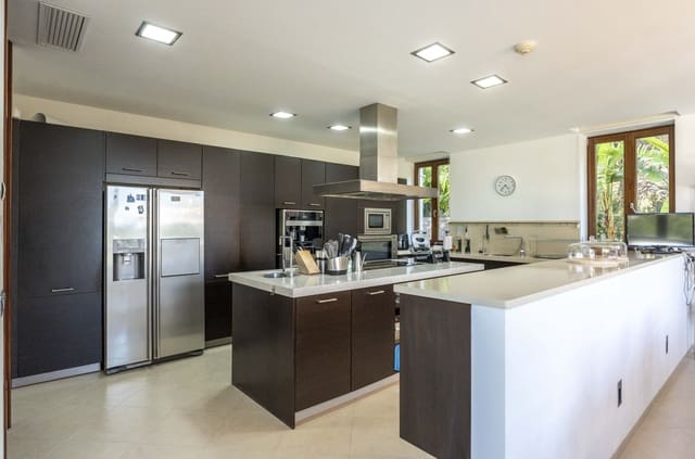 5 soverom Villa til salgs i Chiva med svømmebasseng garasje - € 2 100 000 (Ref: 9148968)