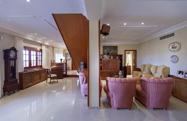 6 soverom Villa til salgs i Chiva med svømmebasseng garasje - € 790 000 (Ref: 9349113)