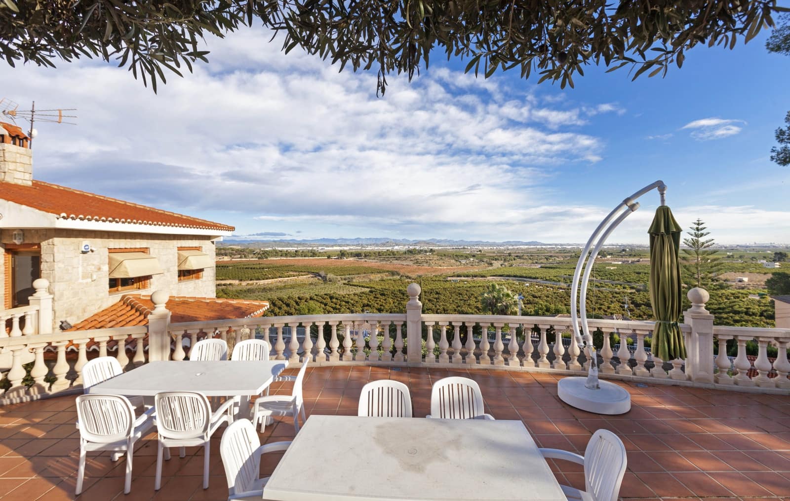 6 soveværelse Villa til salg i Chiva med swimmingpool garage - € 790.000 (Ref: 9349113)