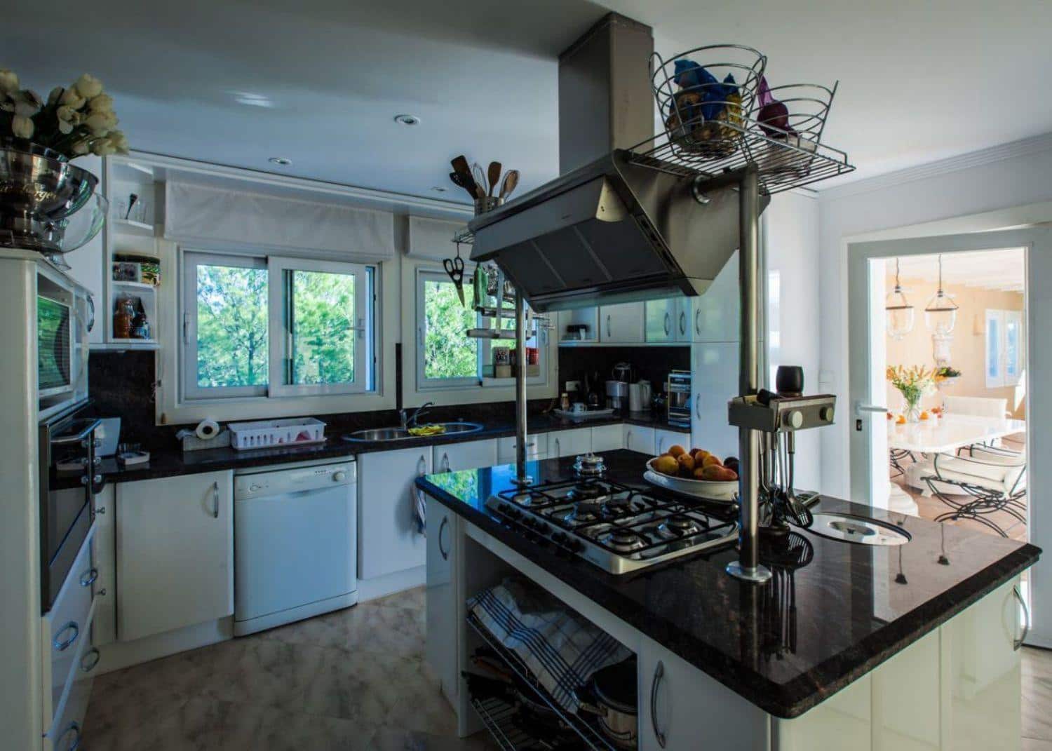 3 bedroom Villa for sale in Altea with pool garage - € 1,700,000 (Ref: 6613408)