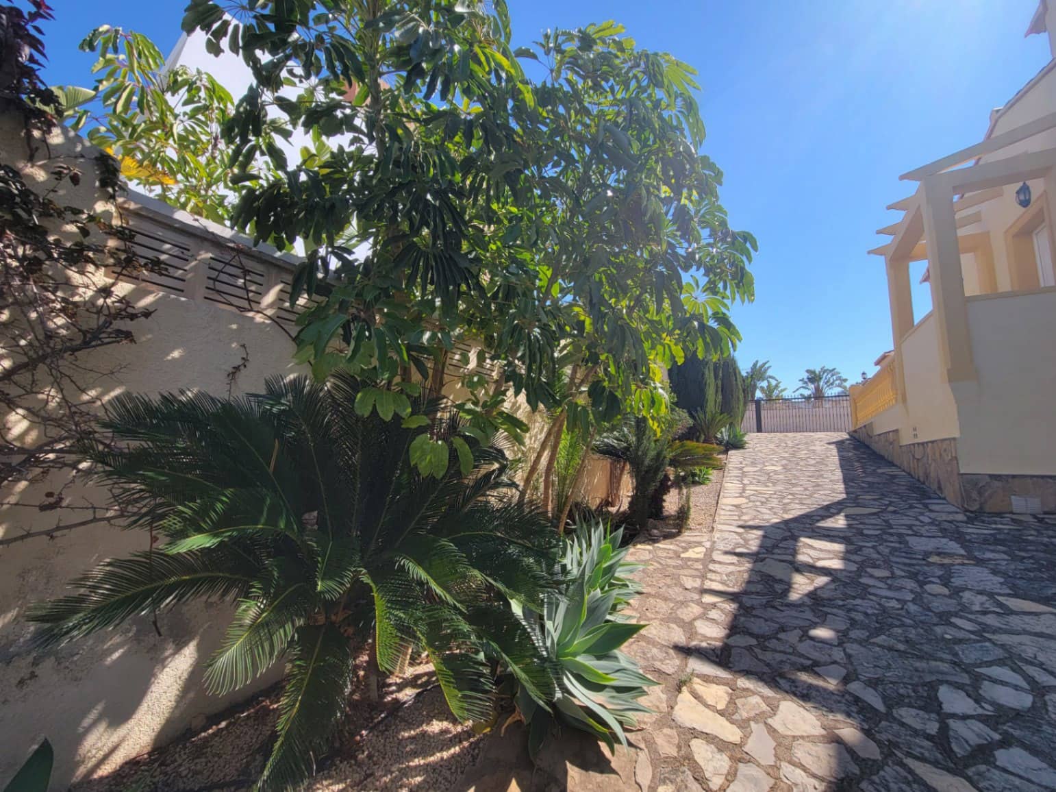 4 bedroom Villa for sale in Calpe / Calp with pool garage - € 799,000 (Ref: 9734015)