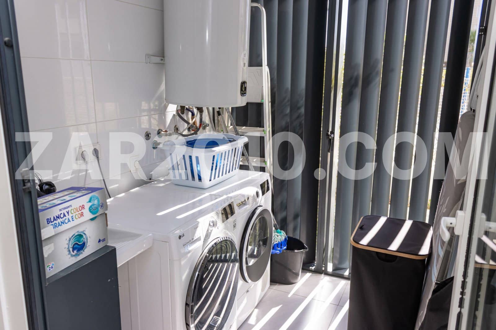 4 makuuhuone Huoneisto myytävänä paikassa Almeria kaupunki mukana uima-altaan 
autotalli - 450 000 € (Ref: 10160097)