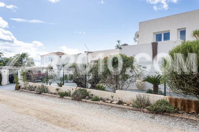 4 bedroom Villa for sale in La Algarrobina, Cuevas del Almanzora with pool garage - € 650,000 (Ref: 8881099)