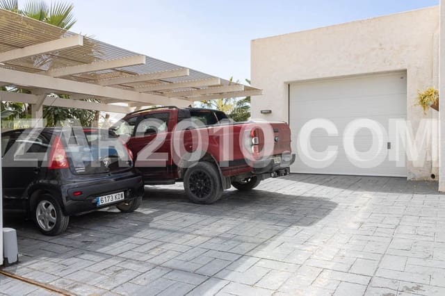 4 bedroom Villa for sale in La Algarrobina, Cuevas del Almanzora with pool garage - € 650,000 (Ref: 8881099)
