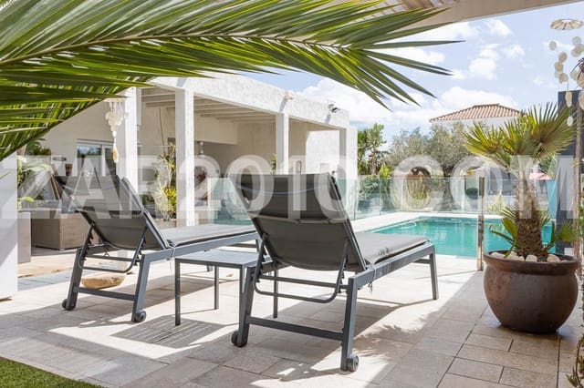 4 bedroom Villa for sale in La Algarrobina, Cuevas del Almanzora with pool garage - € 650,000 (Ref: 8881099)