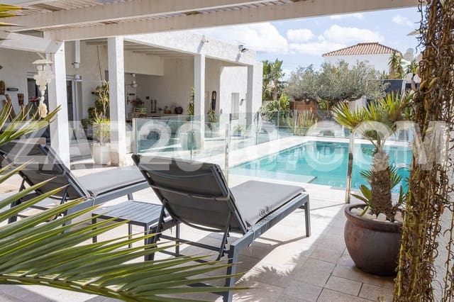 4 bedroom Villa for sale in La Algarrobina, Cuevas del Almanzora with pool garage - € 650,000 (Ref: 8881099)