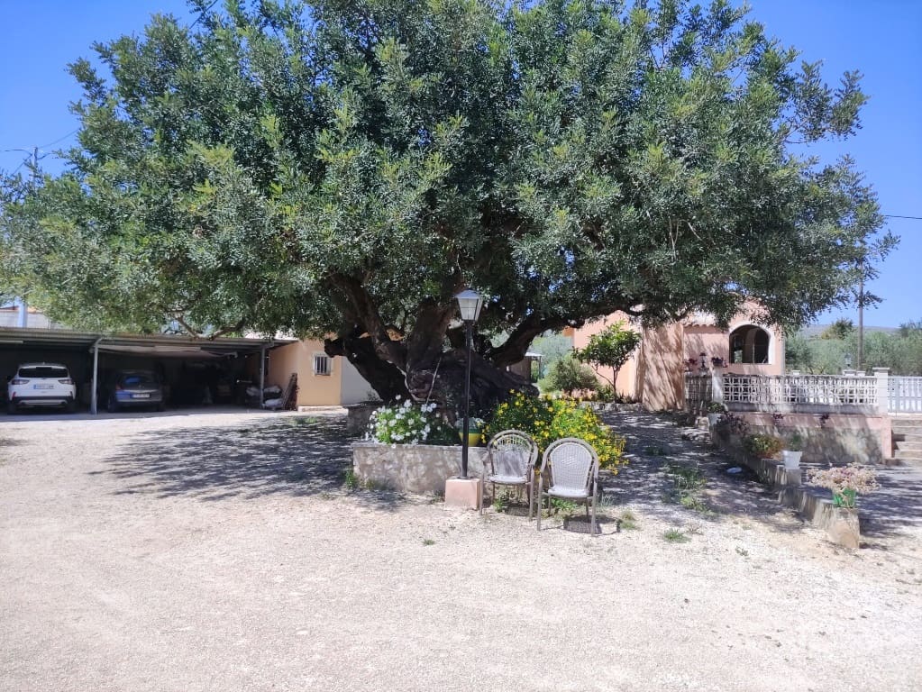 5 soveværelse Finca/Landehus til salg i Ontinyent med swimmingpool garage - € 295.000 (Ref: 3615452)