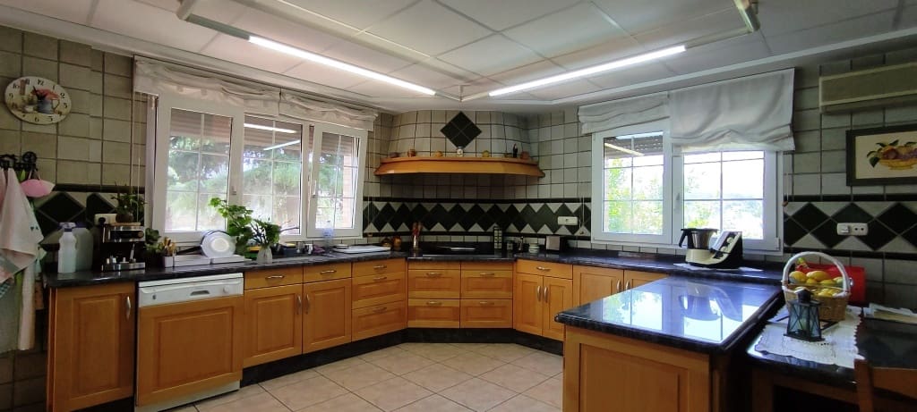 6 soveværelse Villa til salg i Ontinyent med swimmingpool garage - € 550.000 (Ref: 6943631)