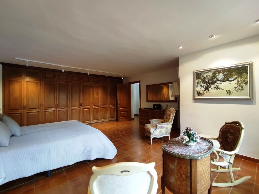 13 soverom Villa til salgs i Cocentaina med svømmebasseng garasje - € 1 950 000 (Ref: 9100107)