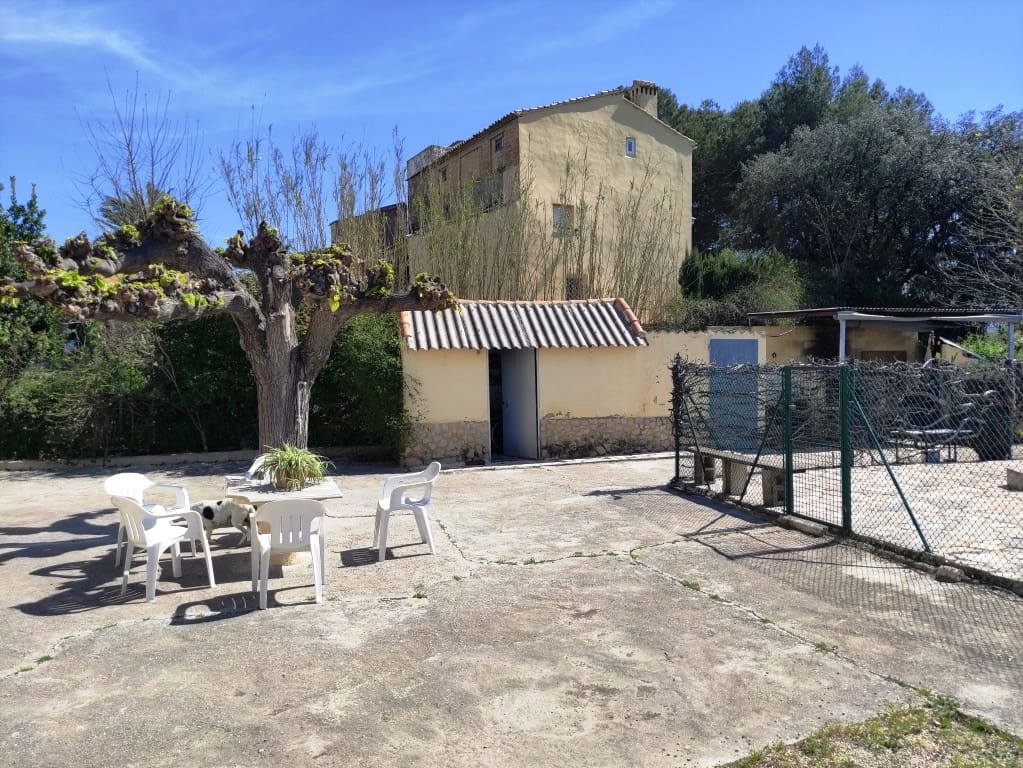 4 bedroom Finca/Country House for sale in Agullent with pool - € 167,000 (Ref: 9739166)