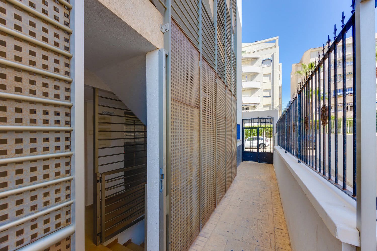 3 makuuhuone Huoneisto myytävänä paikassa Torrevieja mukana uima-altaan 
autotalli - 195 000 € (Ref: 10091470)
