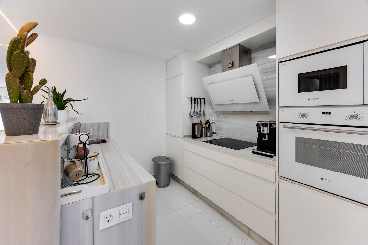 3 bedroom Apartment for sale in Torrevieja with pool garage - € 398,000 (Ref: 10091471)