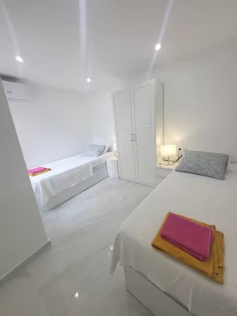 Appartement de 3 chambres à louer à Torrevieja - 1 500 € (Ref: 10160264)