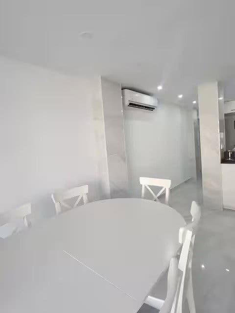 Appartement de 3 chambres à louer à Torrevieja - 1 500 € (Ref: 10160264)