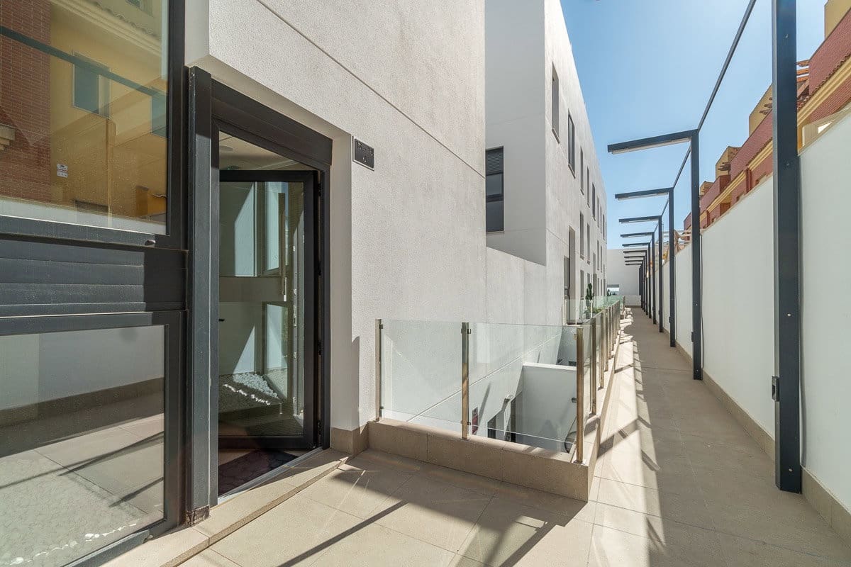 Apartamento de 4 habitaciones en Guardamar del Segura en alquiler con piscina garaje - 2.250 € (Ref: 10160266)
