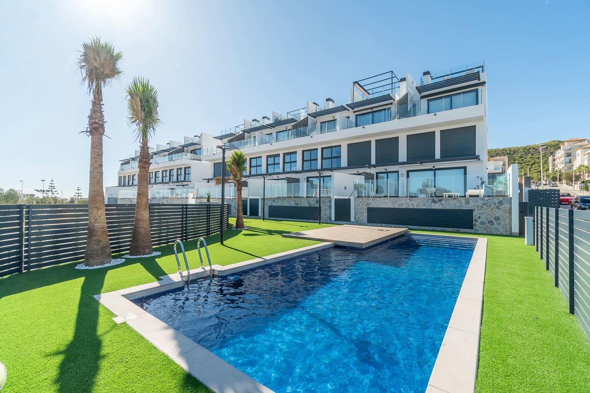 Apartamento de 4 habitaciones en Guardamar del Segura en alquiler con piscina garaje - 2.250 € (Ref: 10160266)