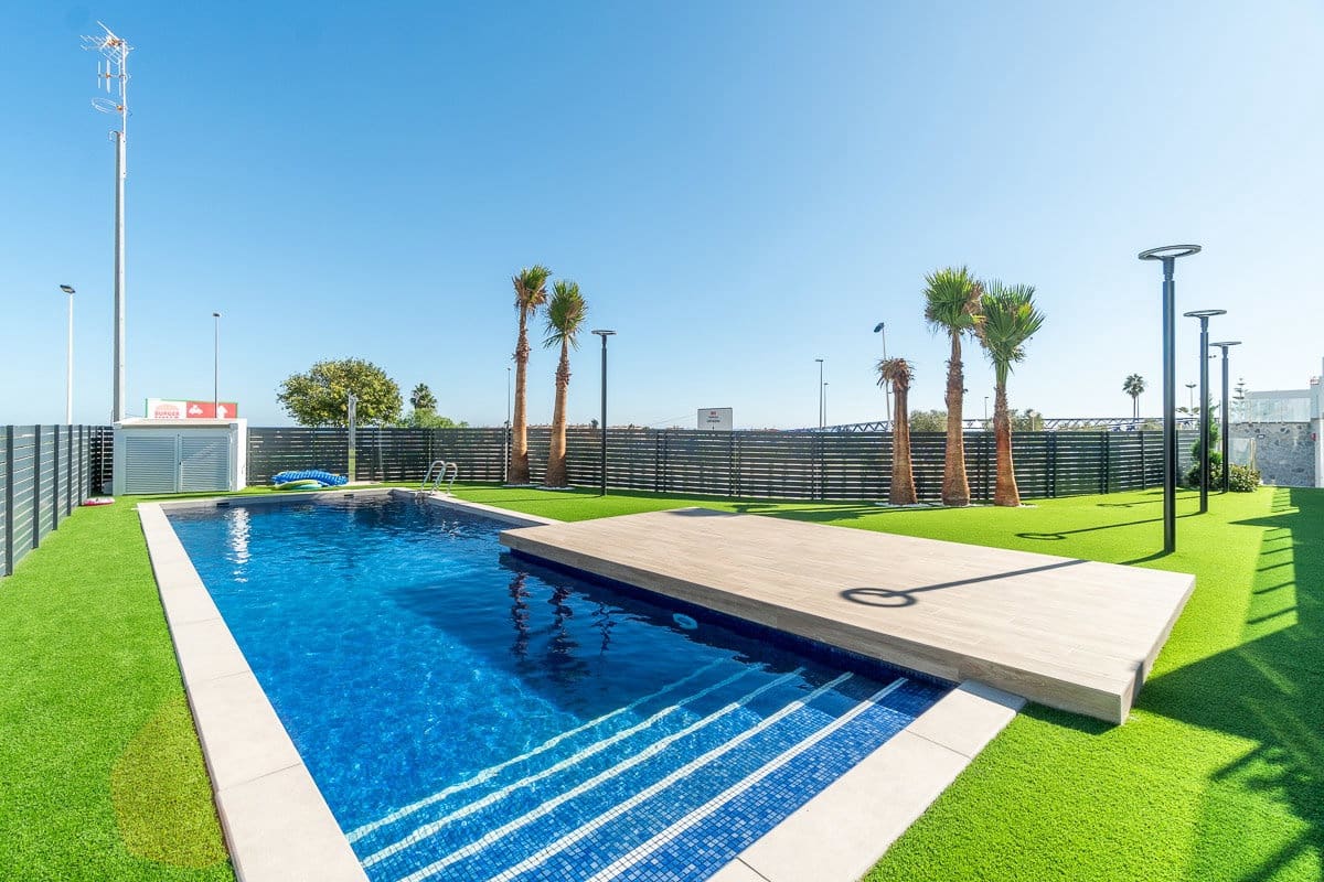 Apartamento de 4 habitaciones en Guardamar del Segura en alquiler con piscina garaje - 2.250 € (Ref: 10160266)