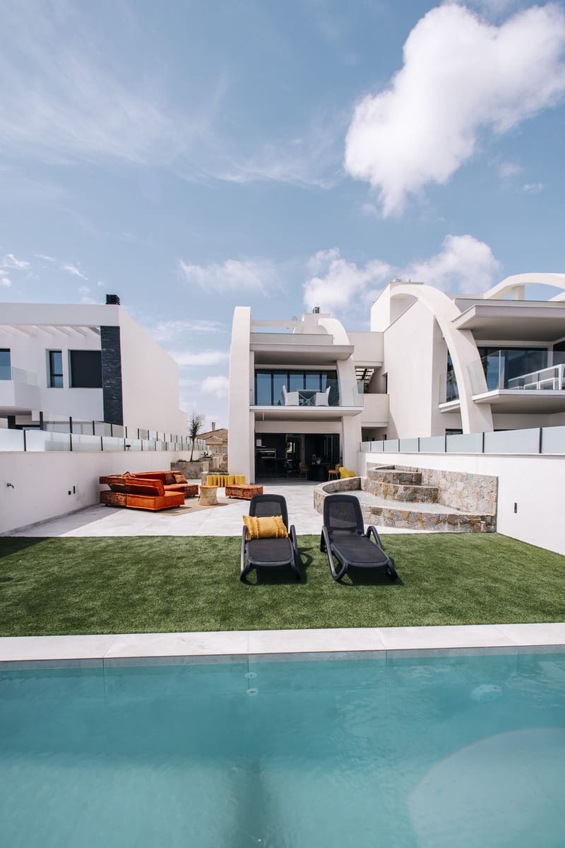 Apartamento de 3 habitaciones en Torrevieja en venta con piscina - 449.000 € (Ref: 7030208)