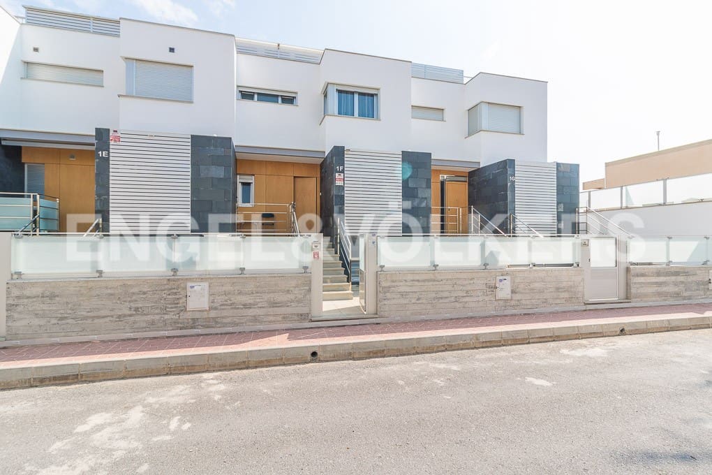 Chalet de 5 habitaciones en Guardamar del Segura en venta con piscina - 594.000 € (Ref: 7030262)