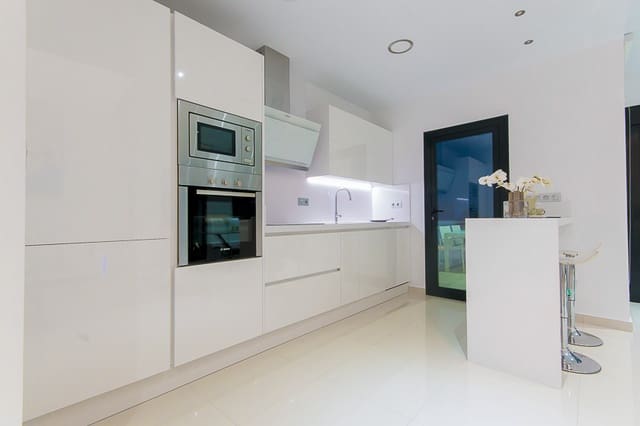 Chalet de 3 habitaciones en Pilar de la Horadada en venta con piscina - 399.000 € (Ref: 7030293)