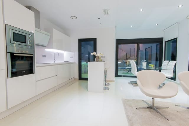 Chalet de 3 habitaciones en Pilar de la Horadada en venta con piscina - 399.000 € (Ref: 7030293)