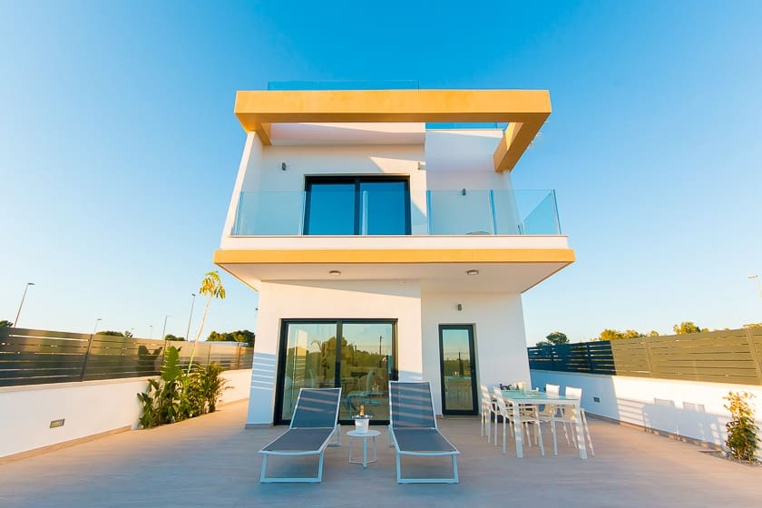 Chalet de 3 habitaciones en Pilar de la Horadada en venta con piscina - 399.000 € (Ref: 7030293)