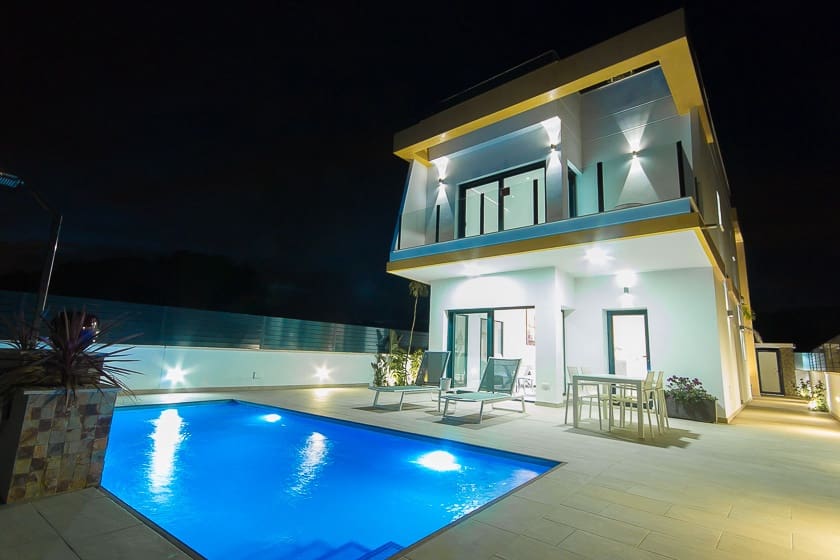 Chalet de 3 habitaciones en Pilar de la Horadada en venta con piscina - 399.000 € (Ref: 7030293)