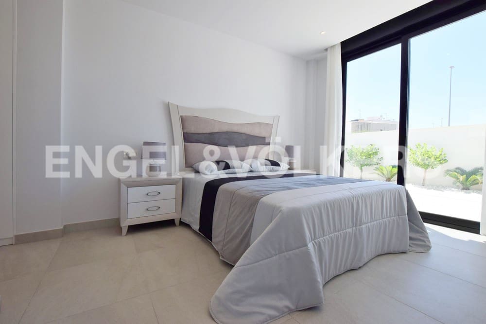 3 bedroom Villa for sale in Los Montesinos with pool - € 405,900 (Ref: 7030296)
