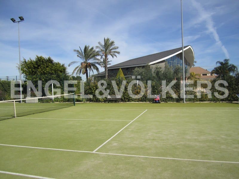 5 bedroom Villa for sale in Los Montesinos with pool - € 2,170,000 (Ref: 7030315)