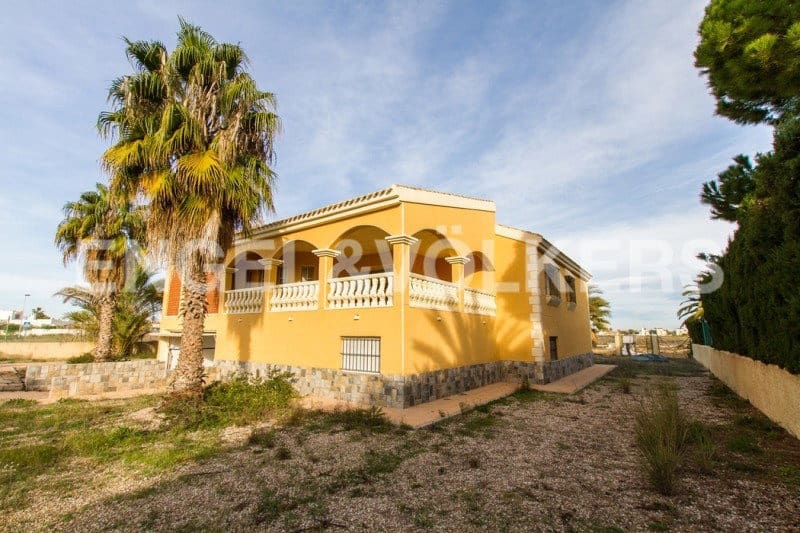 3 bedroom Villa for sale in La Manga del Mar Menor with pool garage - € 780,000 (Ref: 7030332)