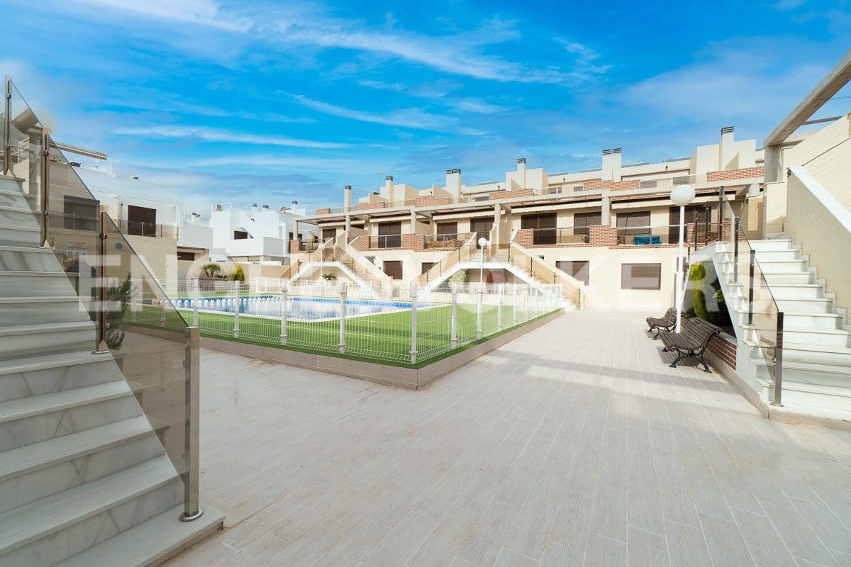 2 soverom Leilighet til leie i Orihuela Costa med svømmebasseng - € 1 200 (Ref: 7056107)