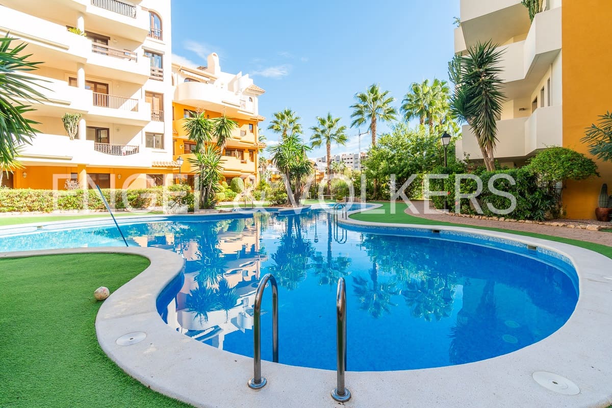 2 soveværelse Lejlighed til leje i Orihuela Costa med swimmingpool - € 1.350 (Ref: 7110732)