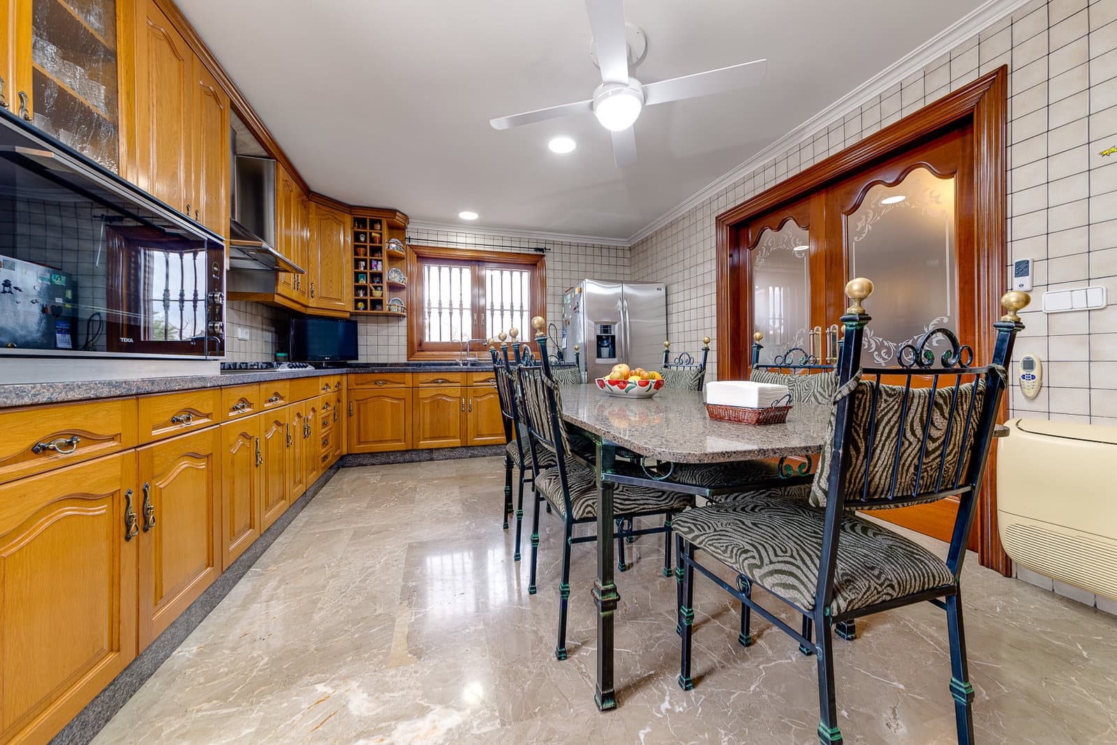 8 sypialnia Finka/Dom wiejski na sprzedaż w Almoradi z basenem garażem - 890 000 € (Ref: 7458272)