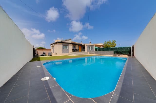 3 makuuhuone Huvila myytävänä paikassa Los Balcones mukana uima-altaan 
autotalli - 380 000 € (Ref: 8404101)