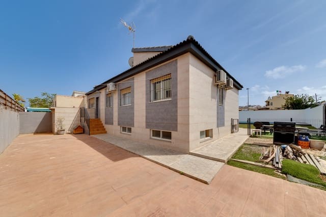 3 makuuhuone Huvila myytävänä paikassa Los Balcones mukana uima-altaan 
autotalli - 380 000 € (Ref: 8404101)