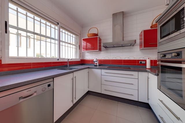 3 makuuhuone Huvila myytävänä paikassa Los Balcones mukana uima-altaan 
autotalli - 380 000 € (Ref: 8404101)