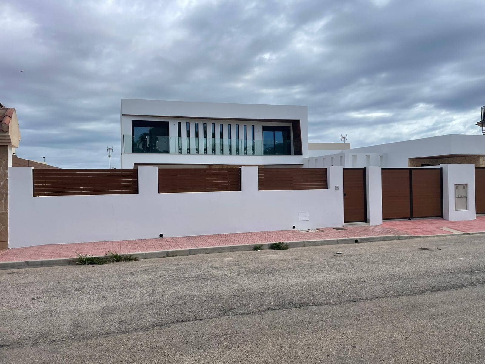 4 sypialnia Willa na sprzedaż w Torrevieja z basenem garażem - 750 000 € (Ref: 8625886)