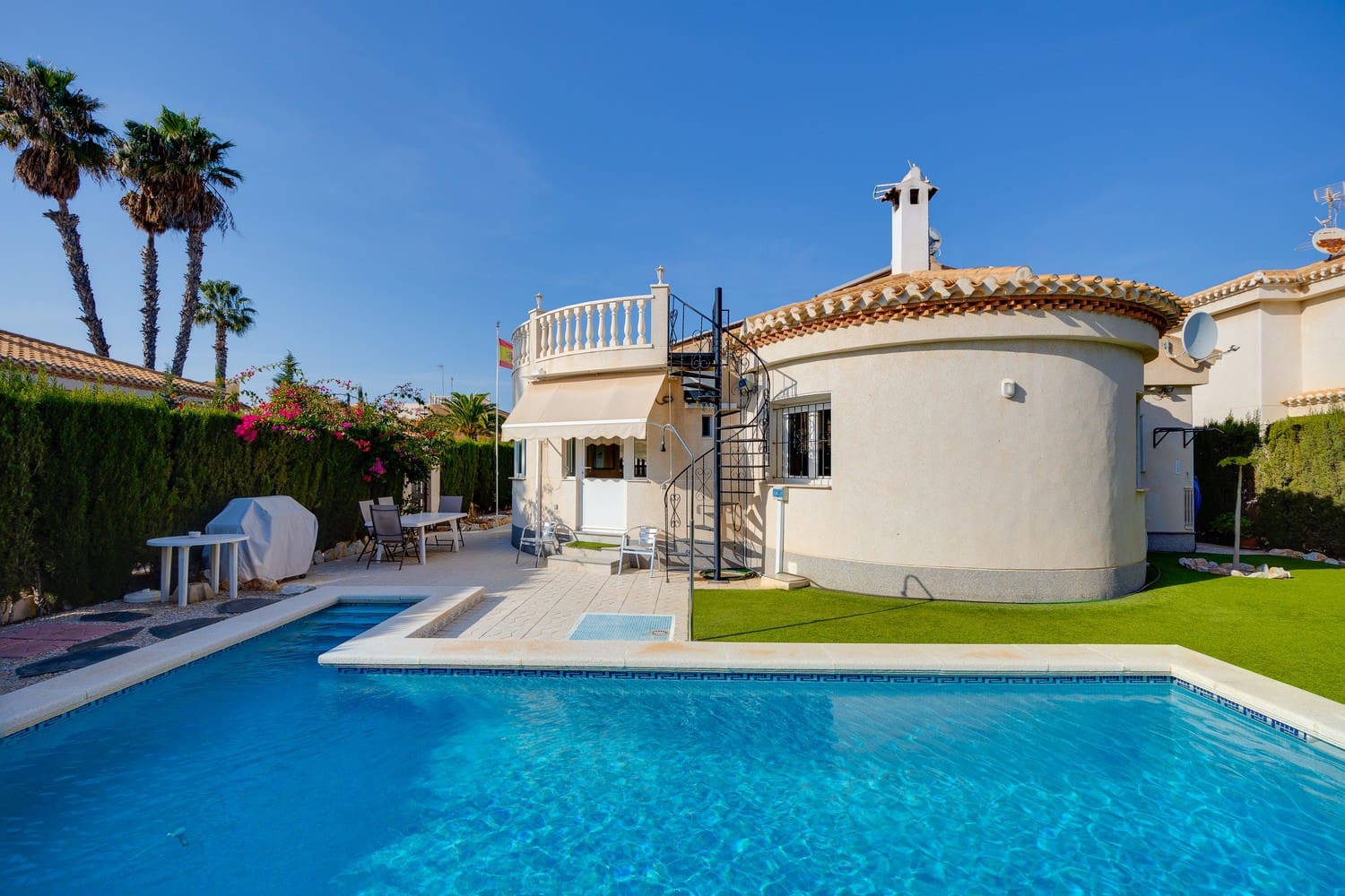 3 Zimmer Villa zu verkaufen in Playa Flamenca mit Pool Garage - 570.000 € (Ref: 8703237)