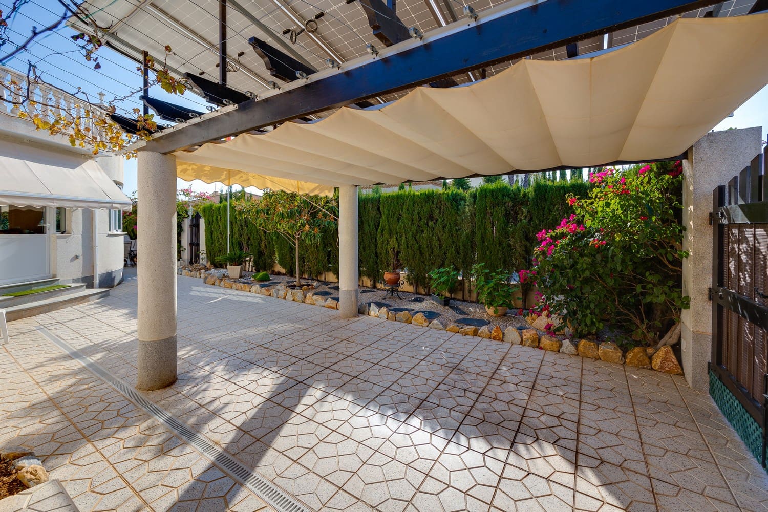 3 Zimmer Villa zu verkaufen in Playa Flamenca mit Pool Garage - 570.000 € (Ref: 8703237)