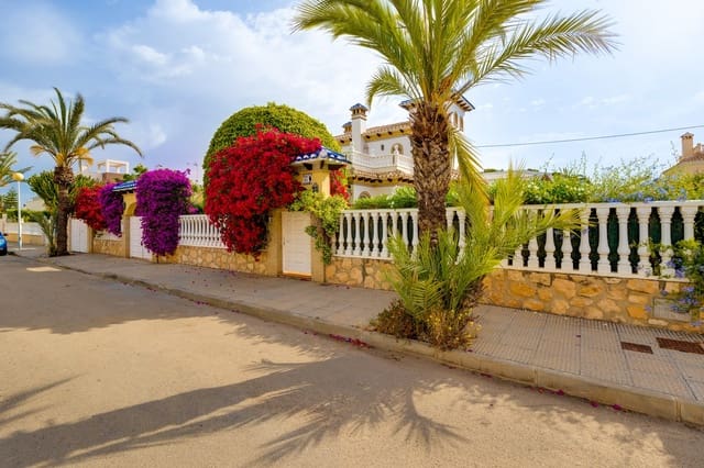 3 soveværelse Villa til salg i Cabo Roig, Orihuela med swimmingpool garage - € 730.000 (Ref: 9000238)