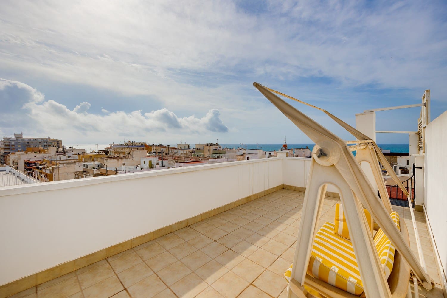 3 bedroom Penthouse for sale in Torrevieja with garage - € 299,600 (Ref: 9041000)